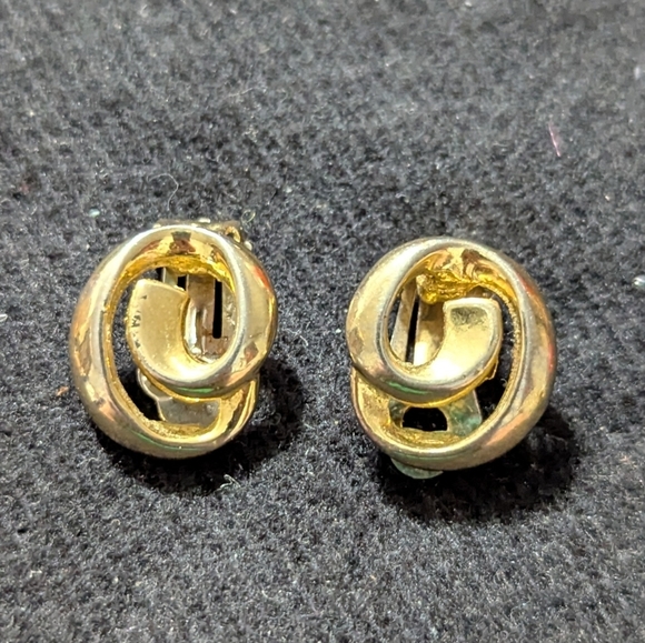 Vintage Jewelry - Vintage Gold Tone Swirl Knot Clip On Statement Earrings